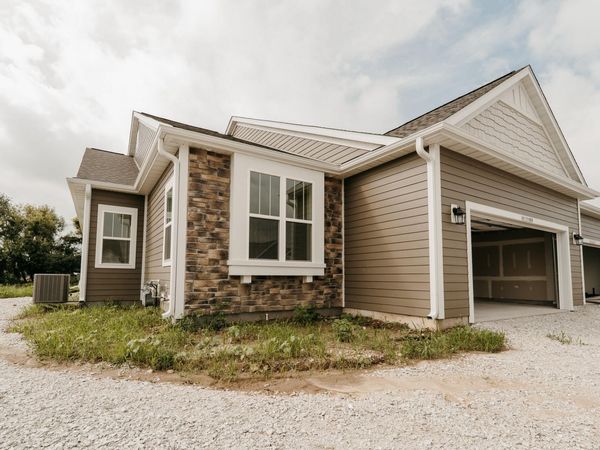 N17W29579 Caldicot Cir N, Delafield, WI 53072