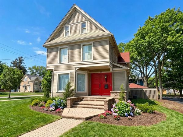 28 S 5th Street , Geneva, IL 60134