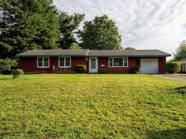 9 Lynnwood Ave, Swansea, MA 02777
