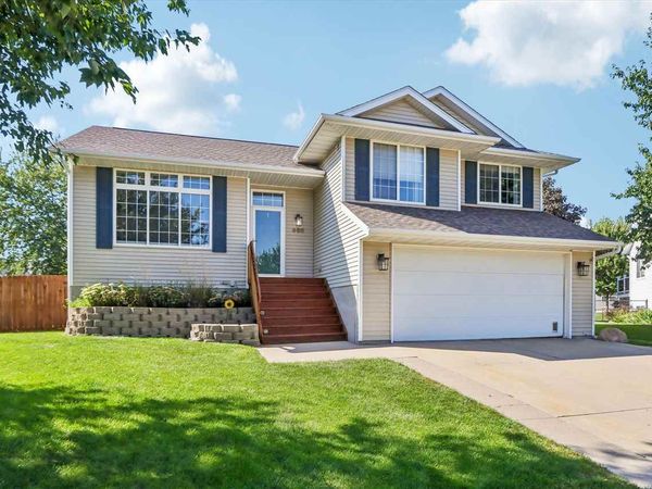 950 Augusta Circle, North Liberty, IA 52317