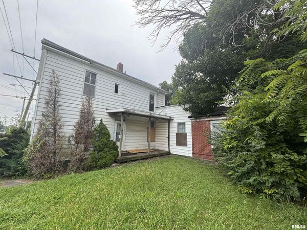 215 S EAST Street, Jacksonville, IL 62650