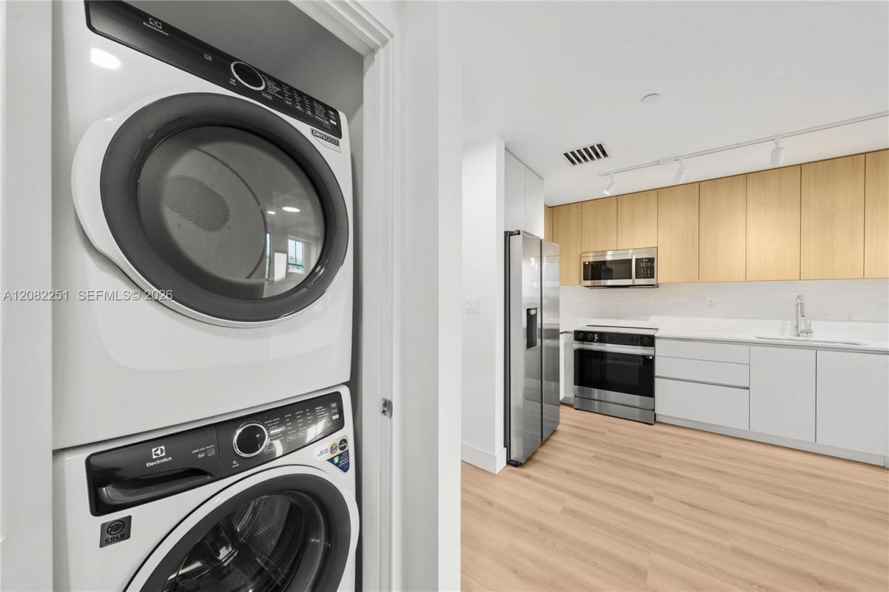 215 SE 4th St , Unit 202, Hallandale Beach, FL 33009 Photo
