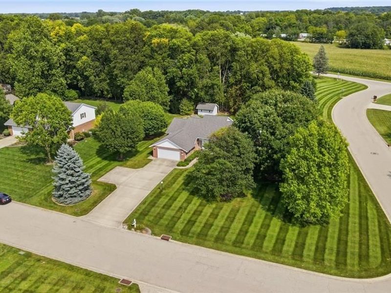 9425 Brenrick Drive, Piqua, OH 45356 Photo 2