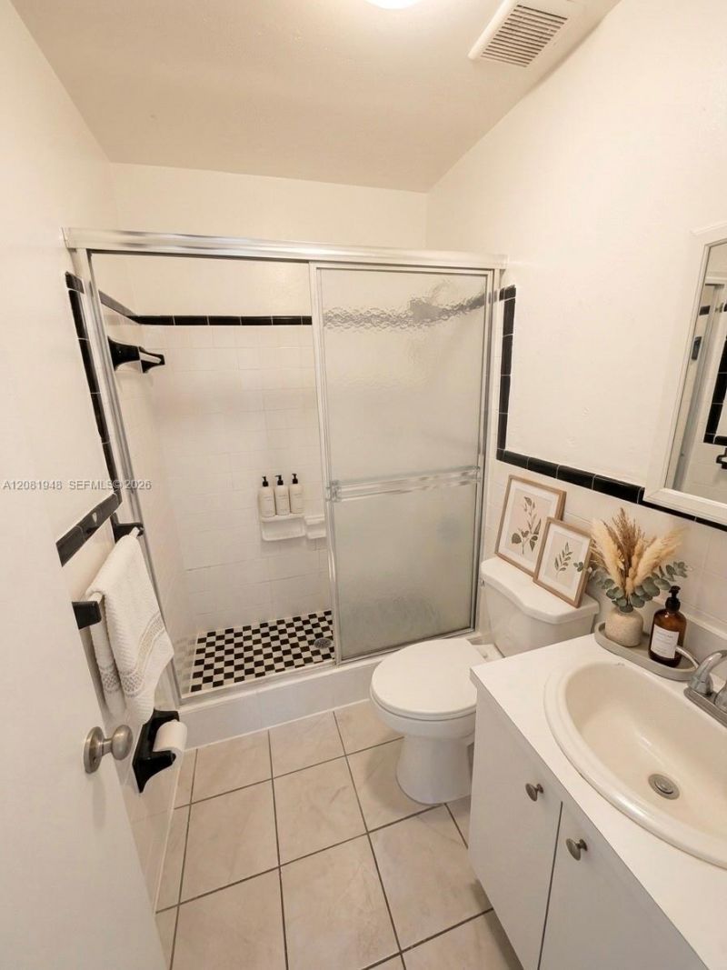 2725 W Okeechobee Rd , Unit 5, Hialeah, FL 33010 Photo