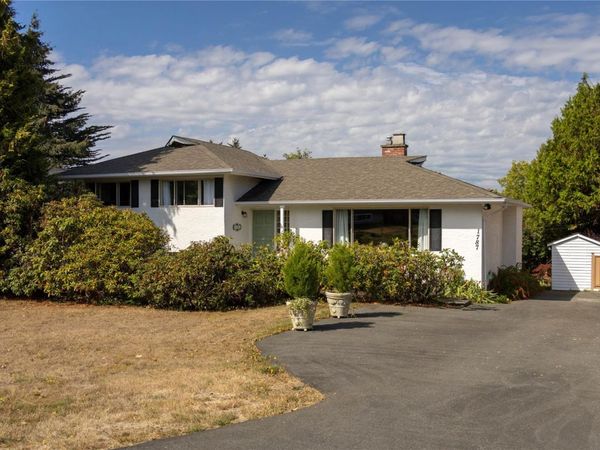 1787 Penshurst Rd , Saanich, BC V8N 2N6