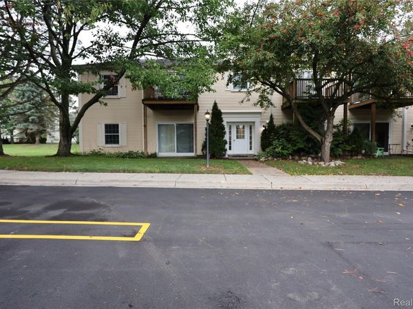 924 CHESTNUT HILL Drive , Unit A, Auburn Hills, Mi 48326