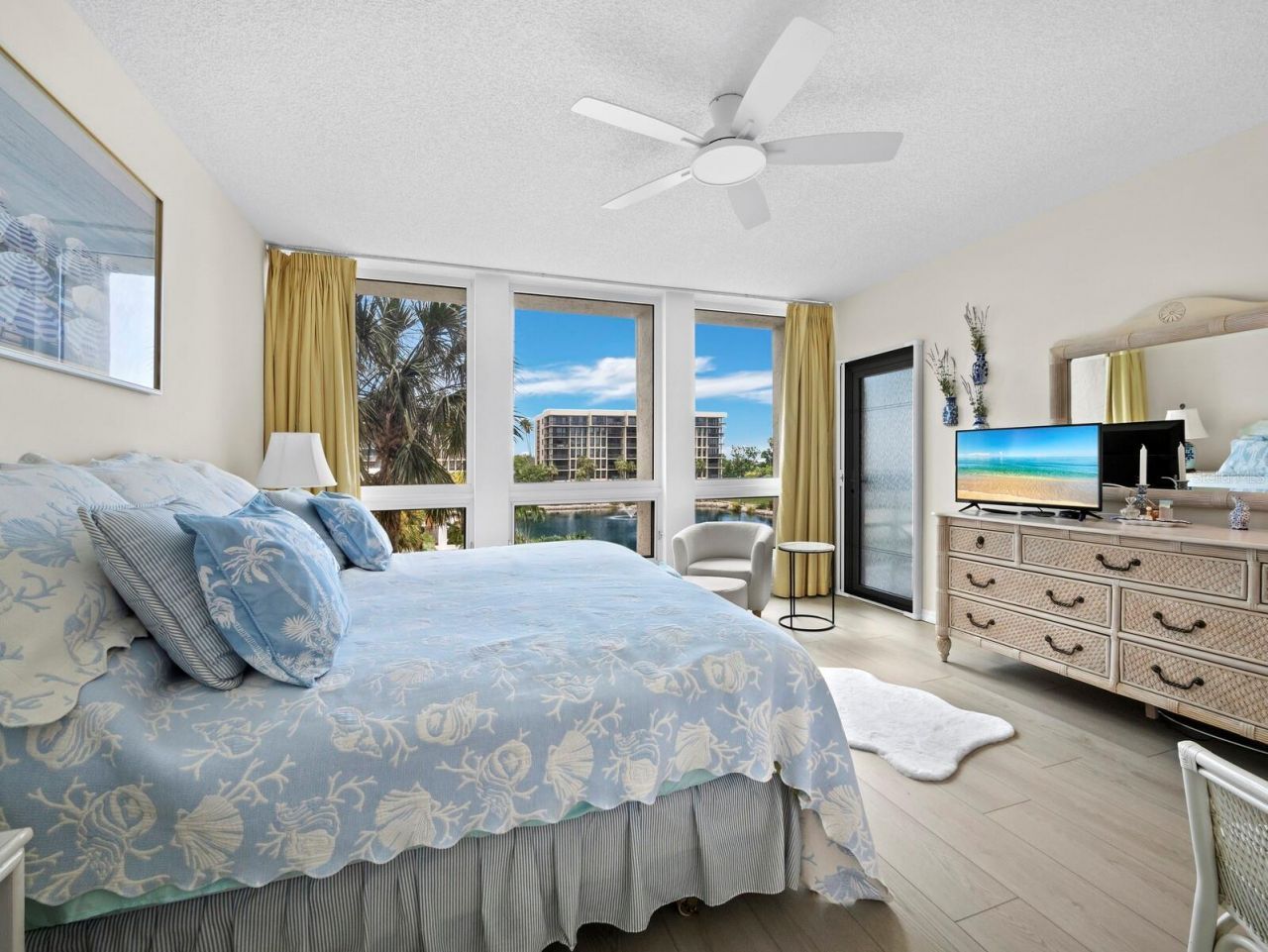 1075 Gulf Of Mexico Drive, Unit 205, Longboat Key, FL 34228 Photo