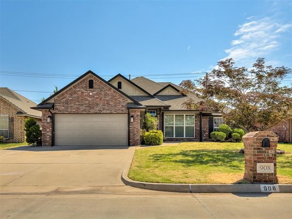908 Ridgeway Drive, Moore, OK 73160