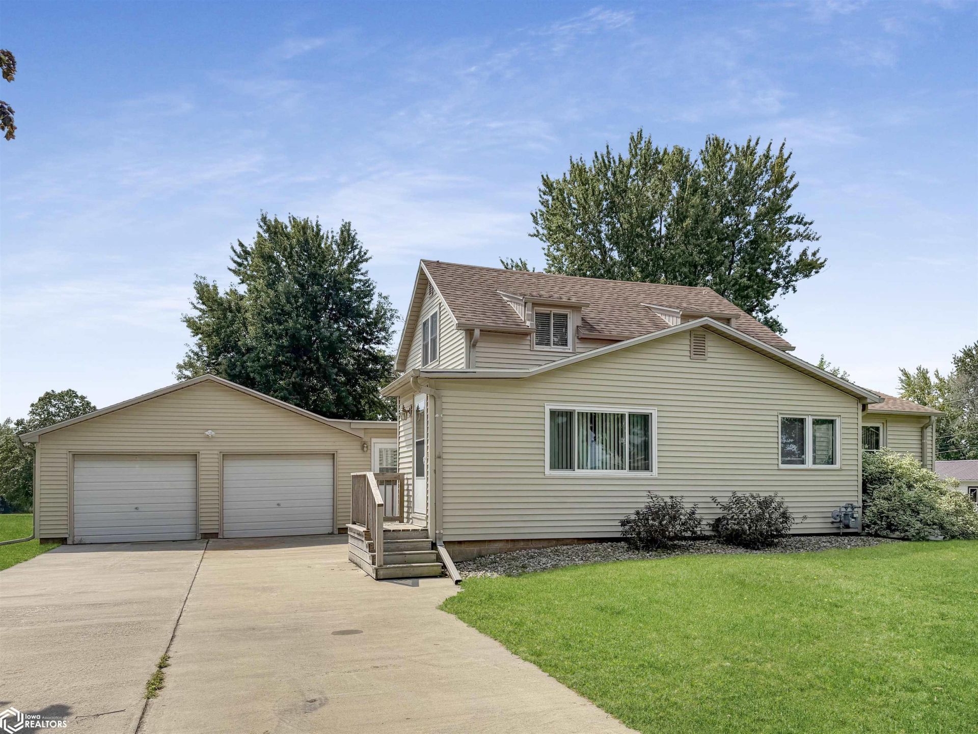 608 Douglas Avenue, Ackley, IA 50601 Main Photo