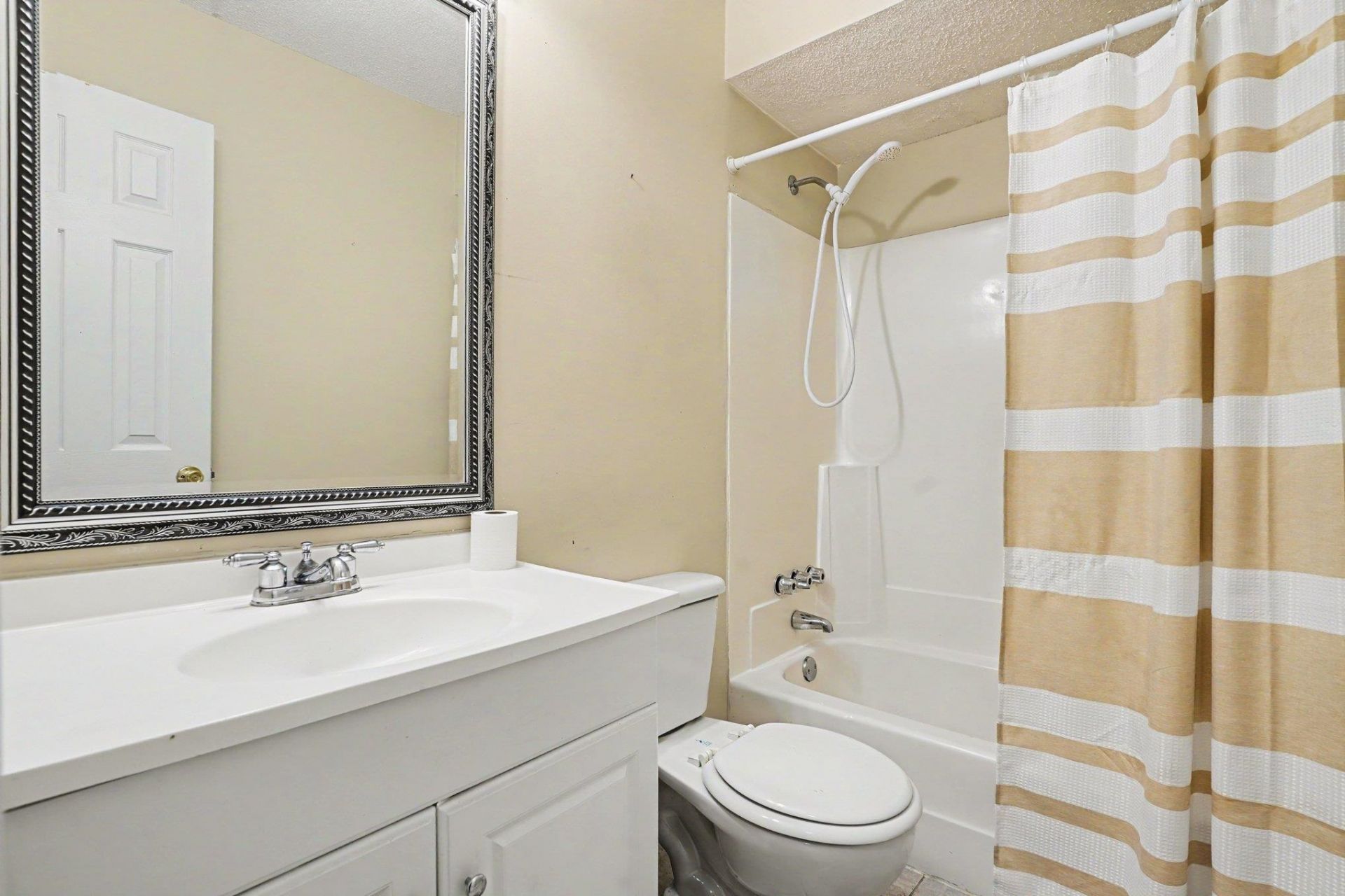 400 Cambridge Circle Photo 20