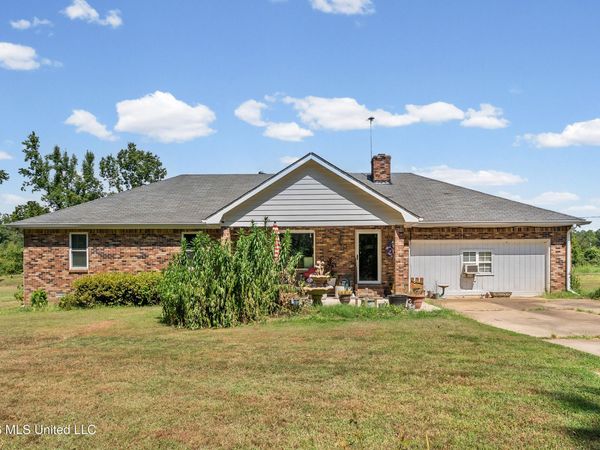 83 County Road 523 , Como, MS 38619