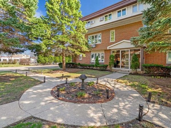 816 W Saint James Street , Unit 1E, Arlington Heights, IL 60005