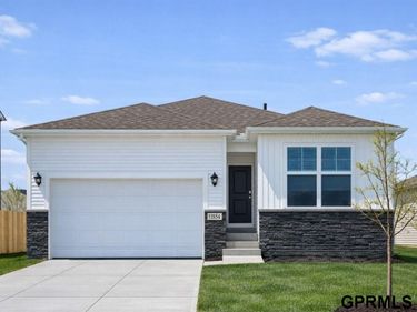 8211 N 175 Street, Bennington, NE 68007