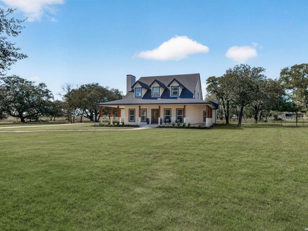 140 County Road 6871, Natalia, TX 78059
