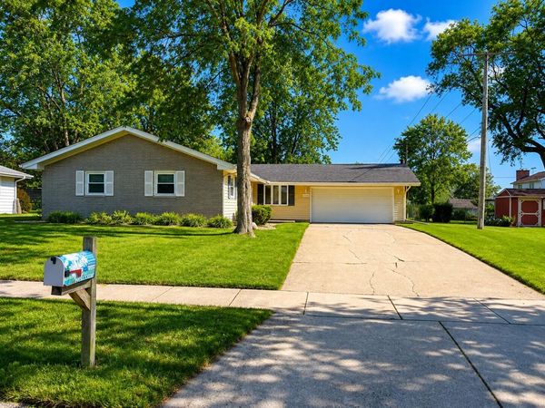 111 Sherwood Drive , Crown Point, IN 46307