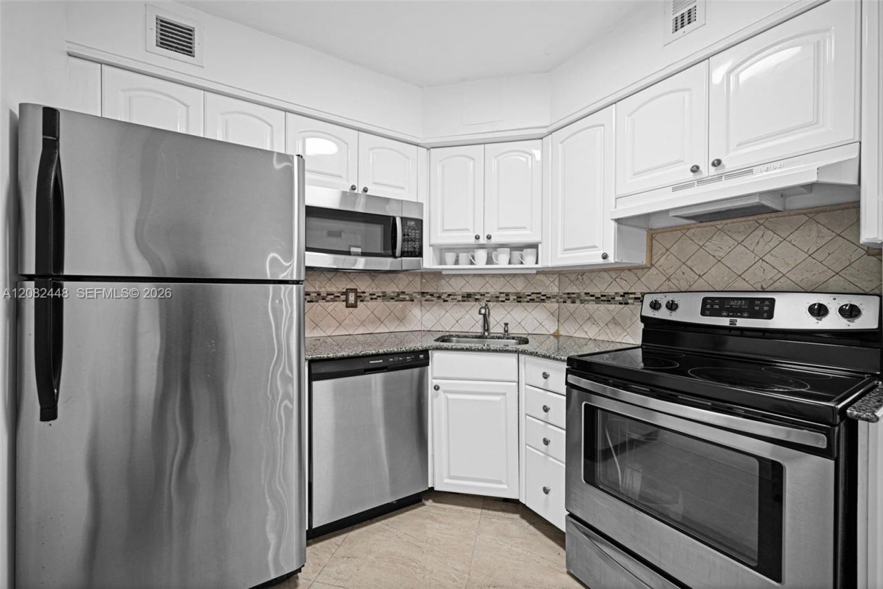 5225 Collins Ave, Unit 1015, Miami Beach, FL 33140 Photo