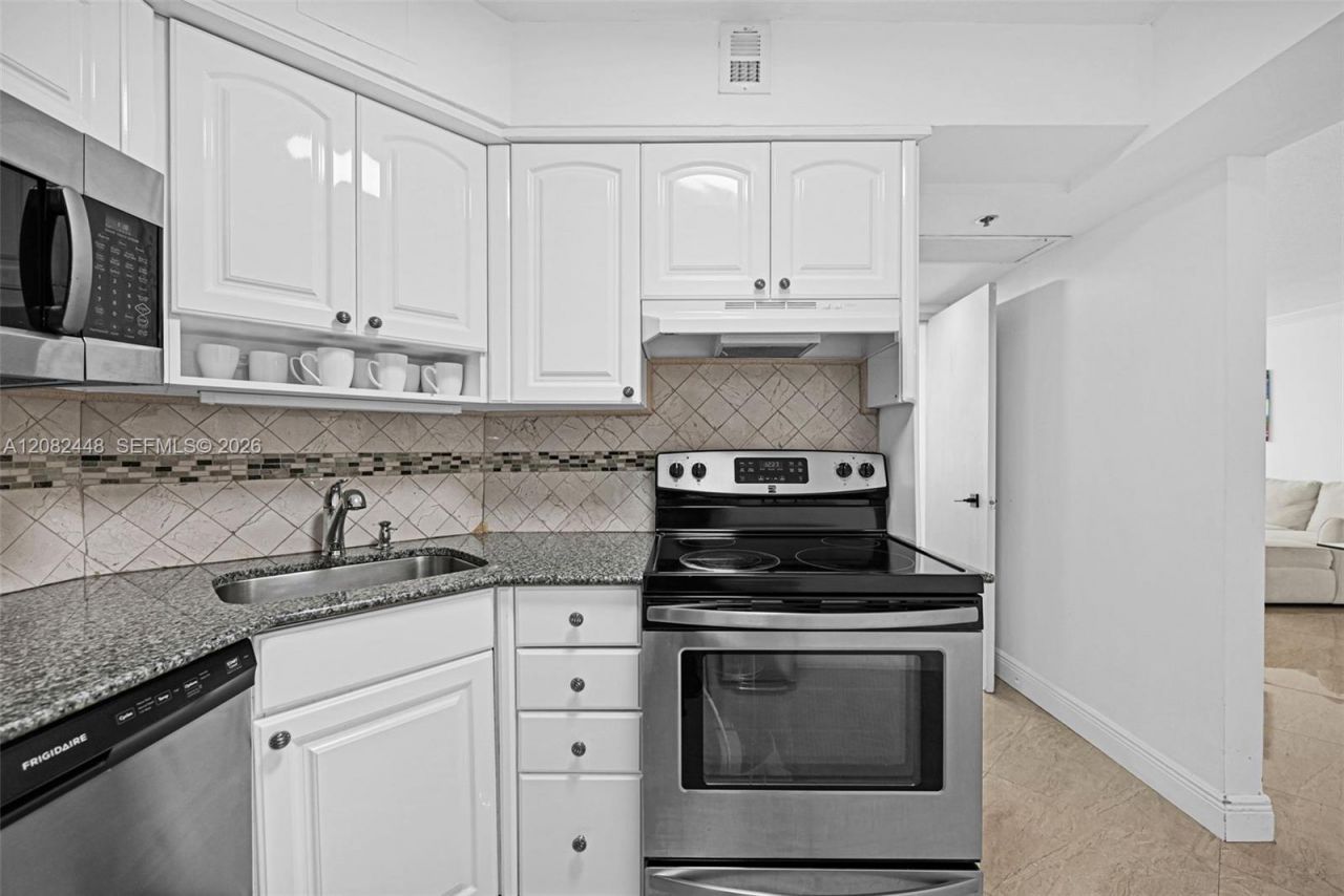 5225 Collins Ave, Unit 1015, Miami Beach, FL 33140 Photo