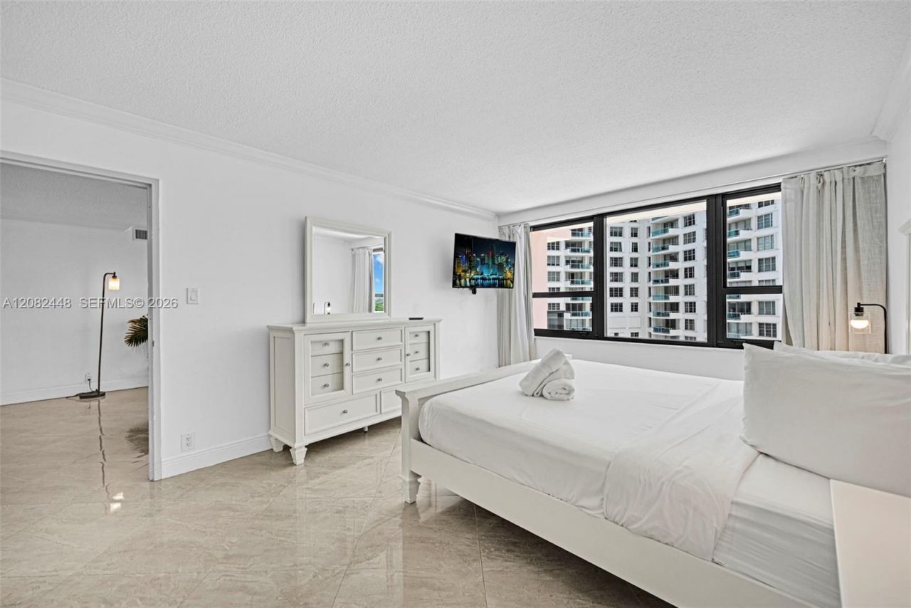 5225 Collins Ave, Unit 1015, Miami Beach, FL 33140 Photo