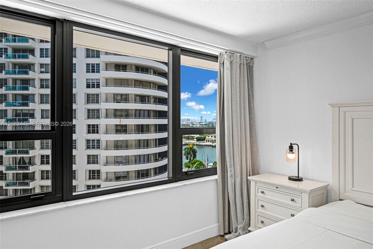 5225 Collins Ave, Unit 1015, Miami Beach, FL 33140 Photo