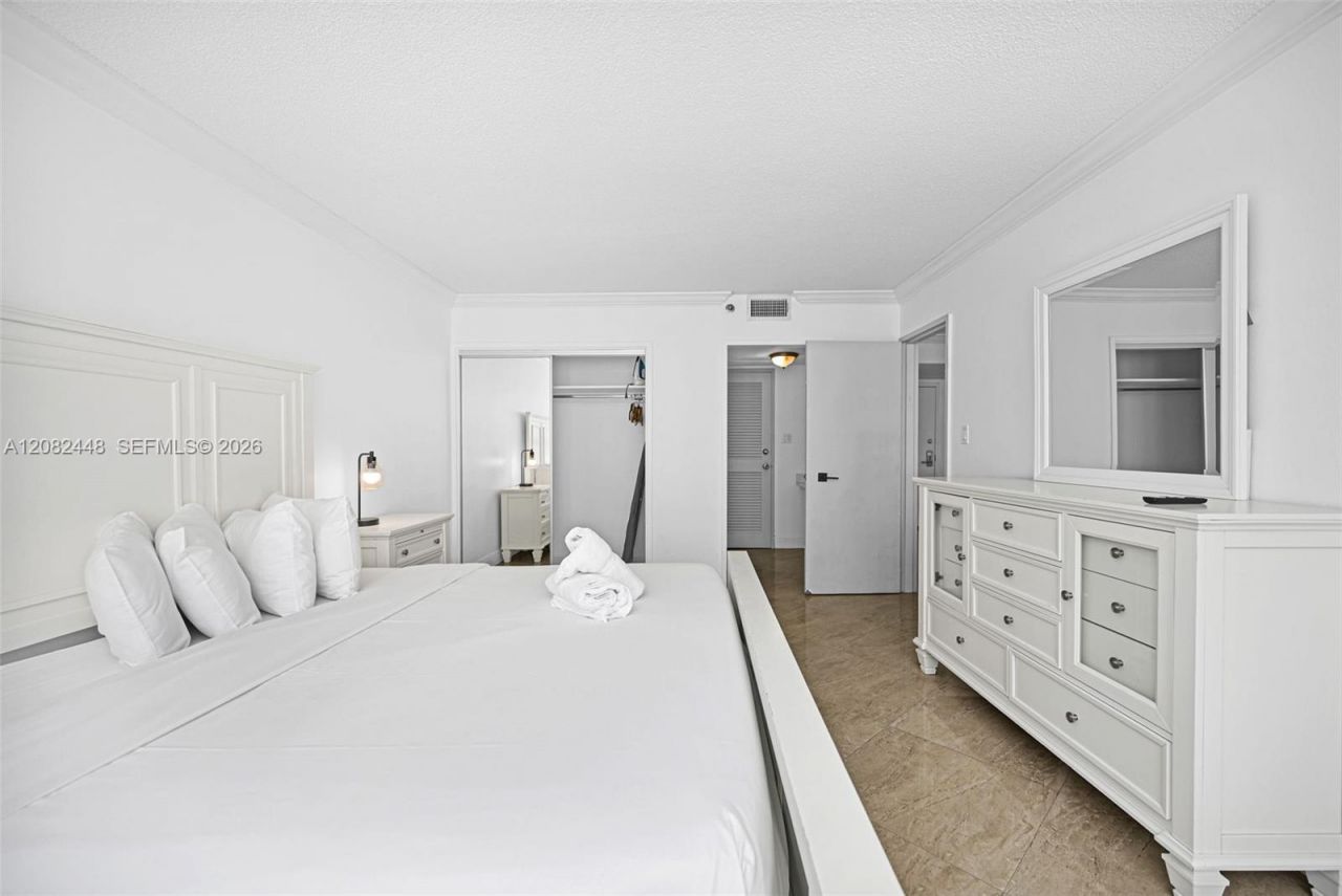 5225 Collins Ave, Unit 1015, Miami Beach, FL 33140 Photo