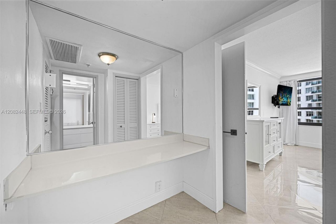 5225 Collins Ave, Unit 1015, Miami Beach, FL 33140 Photo