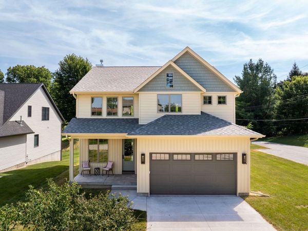 326 Dodge Street , Le Claire, IA 52753