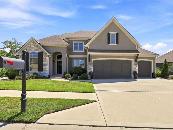13559 Terrace Park Drive, Parkville, MO 64152