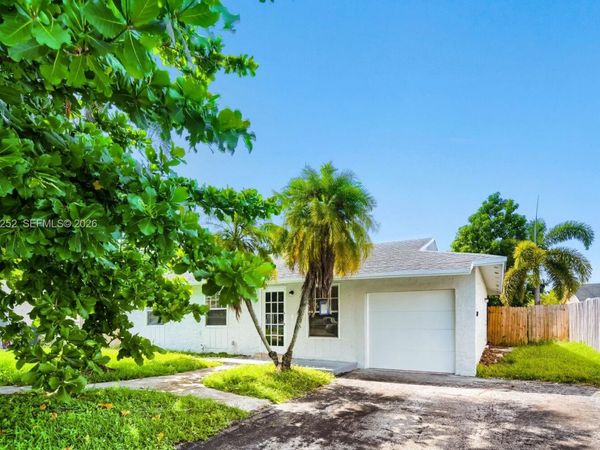 8220 SW 6th St, North Lauderdale, FL 33068