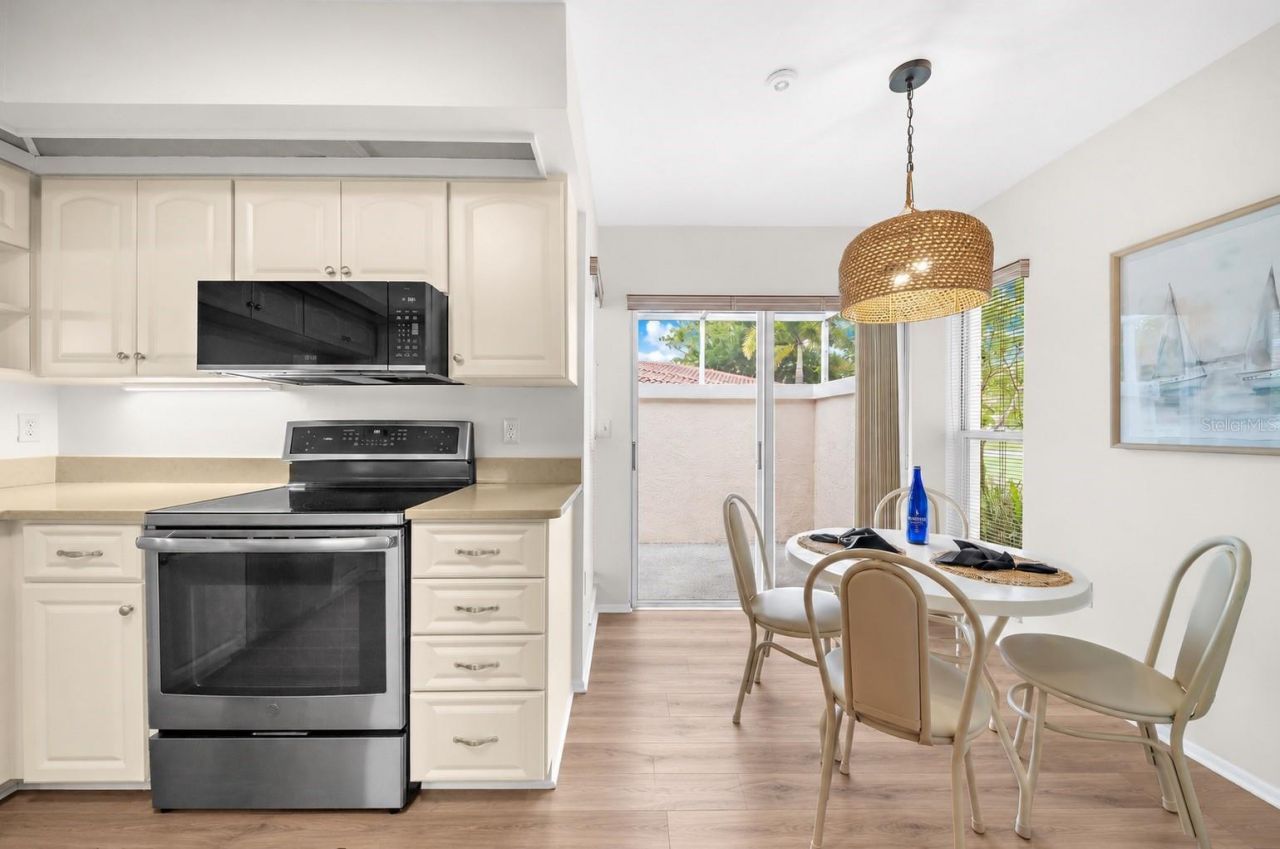 7306 Golf Pointe Circle, Sarasota, FL 34243 Photo