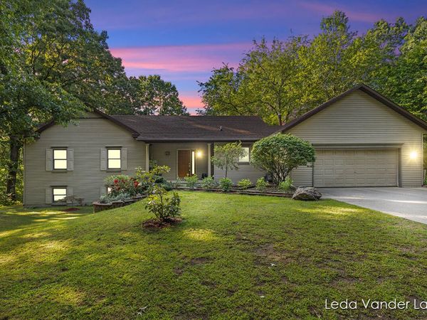 9520 Hidden Bluff Drive NE, Rockford, MI 49341