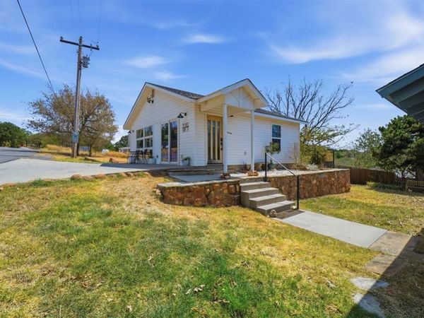 71 E OAK Avenue, Medicine Park, OK 73557
