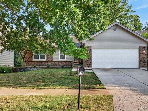 926 Oakwood Farms Lane, Ballwin, MO 63021