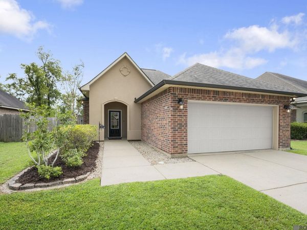 9346 Falling Oak Dr, Baton Rouge, LA 70817