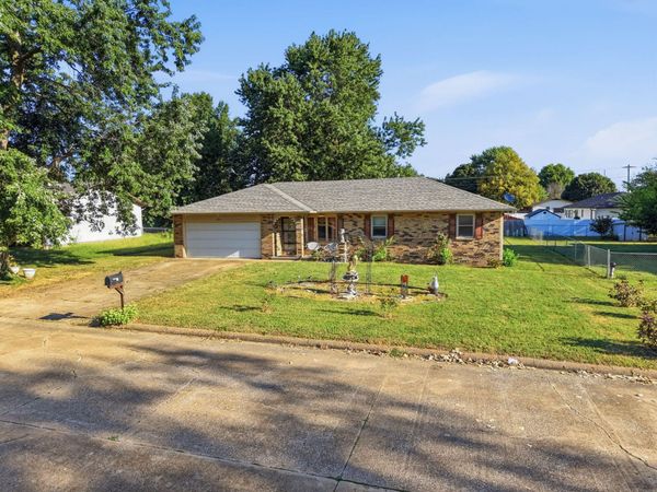 2215 W Colgate Street , Bolivar, MO 65613