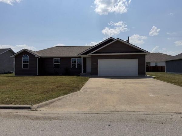 820 W Stewart Street , Bolivar, MO 65613