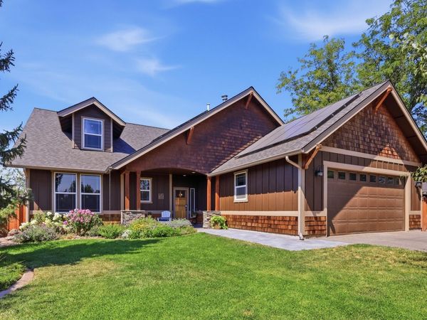 2238 NW Oak Avenue, Redmond, OR 97756