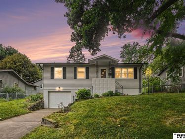 8919 Valley Street, Omaha, NE 68124