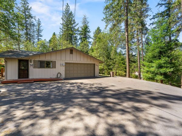 340 Dawn Allan Drive, Grants Pass, OR 97527