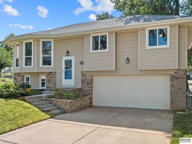11202 Young Circle, Omaha, NE 68138