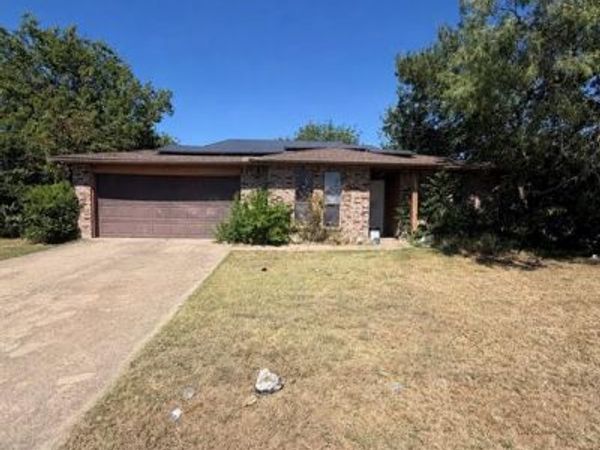 3001 Meadow Circle , Grand Prairie, TX 75052