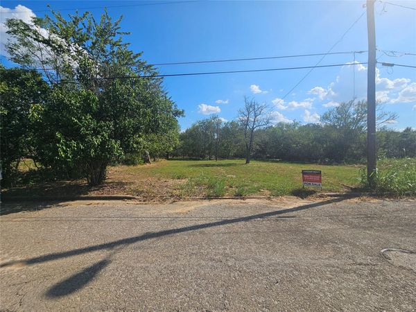 111 Martin ST , Luling, TX 78648