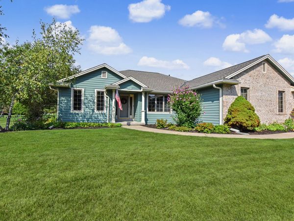 1508 Mackenzie Ln, Oconomowoc, WI 53066