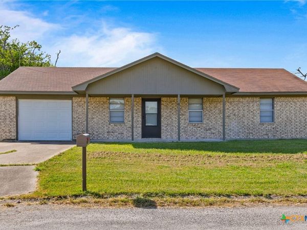 710 Courtney Street , Edna, TX 77957