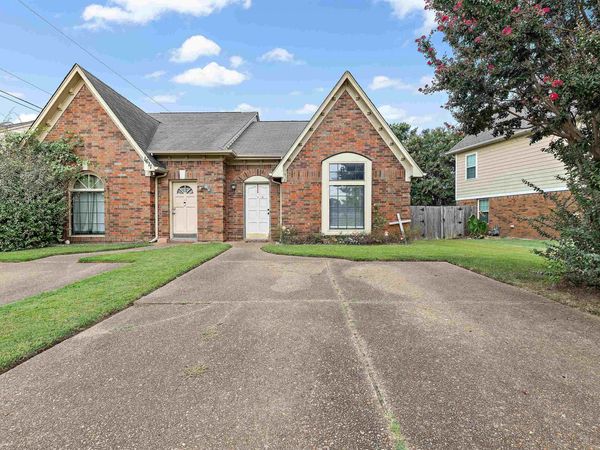 1613 OAKEN BUCKET DR, Memphis, TN 38016