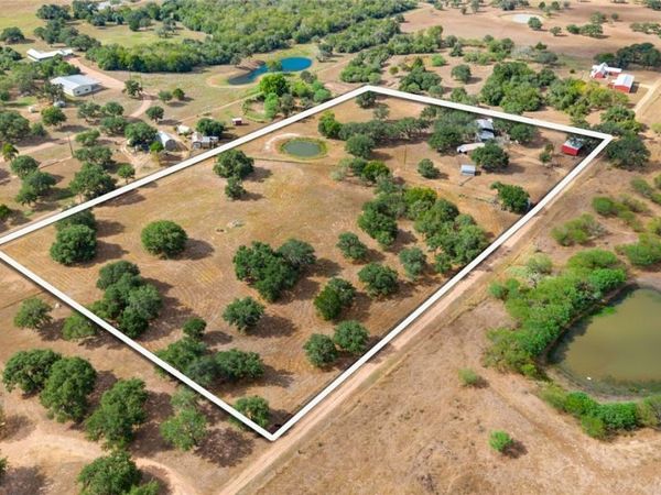 233 Ranch Road , Yoakum, TX 77995