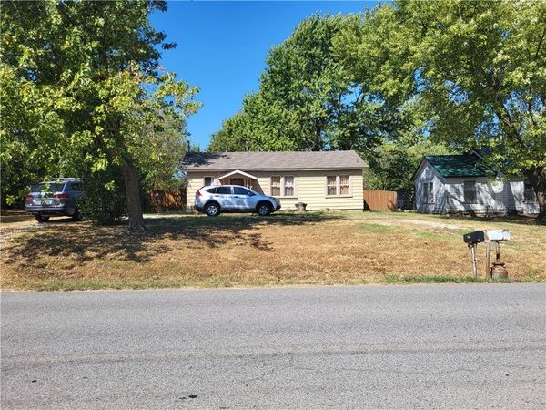 411 S West Avenue , Lincoln, AR 72744