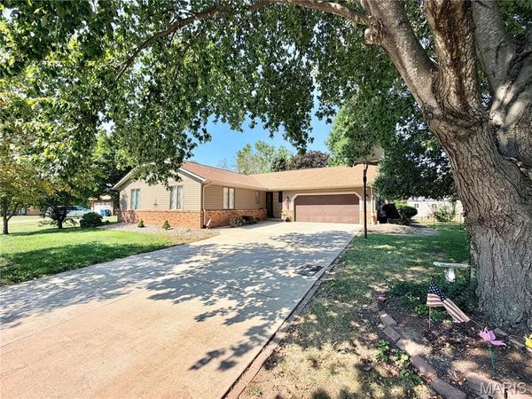 205 Woodridge Drive , Swansea, IL 62226