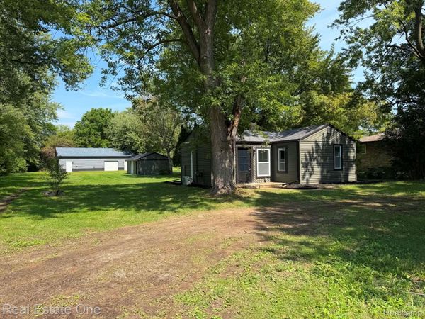 5055 Lapeer Road, Burton, Mi 48509