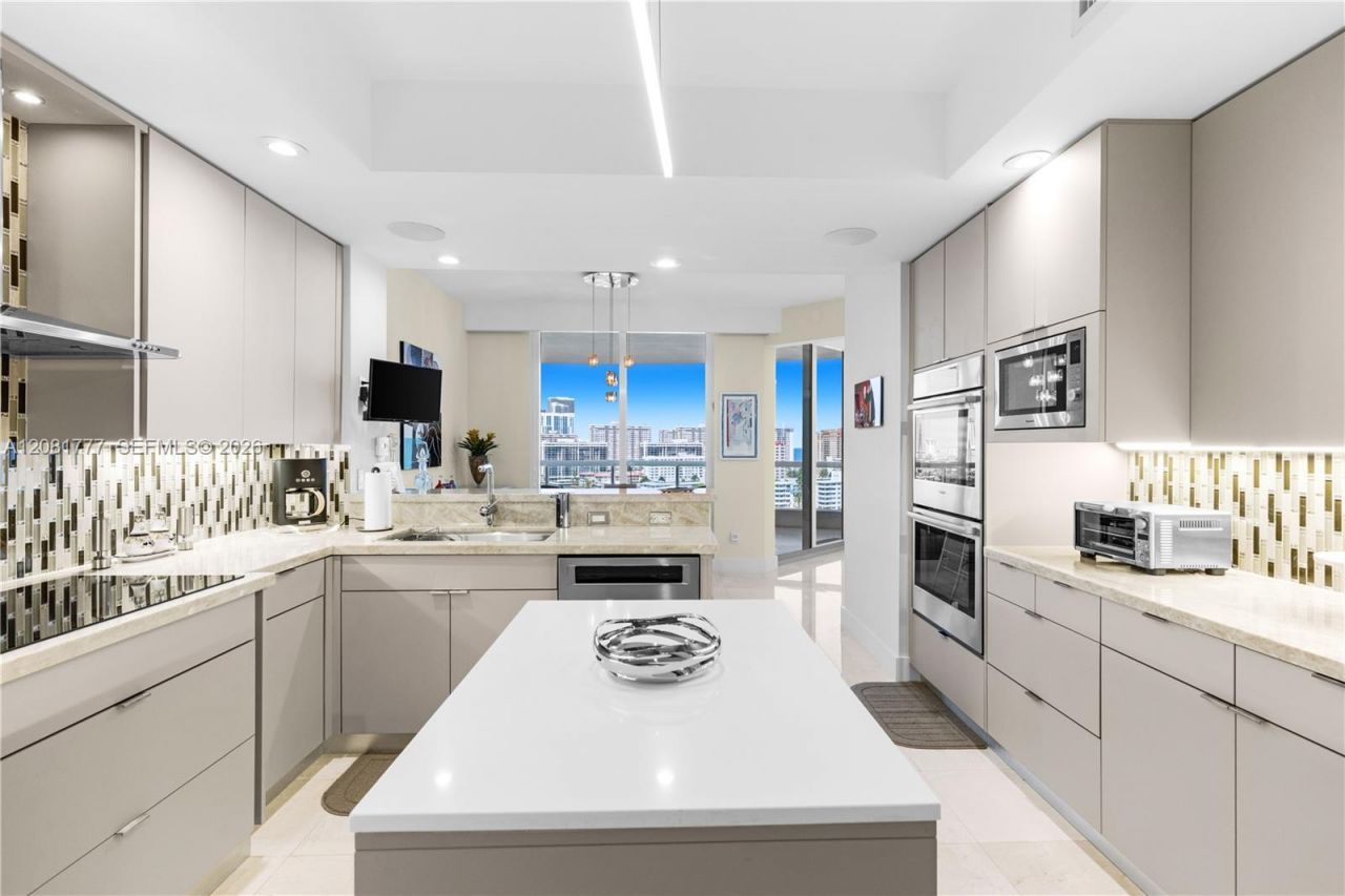 21200 NE Point Pl , Unit 1404, Aventura, FL 33180 Photo