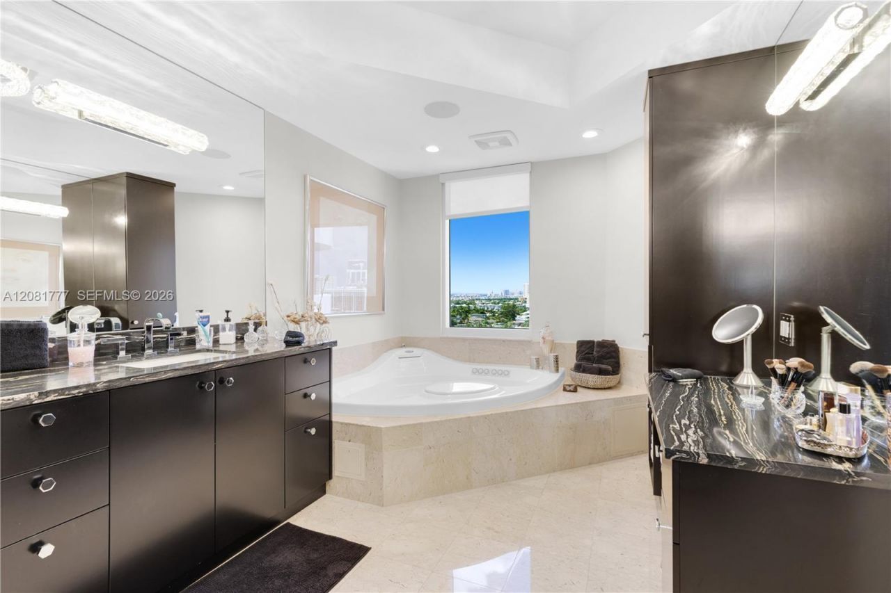 21200 NE Point Pl , Unit 1404, Aventura, FL 33180 Photo